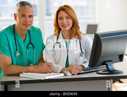 Medizinisches Fachpersonal arbeiten am computer Stockfoto