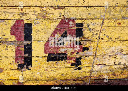 Anzahl 1014 und abblätternde Farbe auf altes Fischerboot, Caldera, Chile Stockfoto