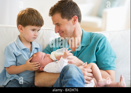 Vater und seine beiden Söhne Stockfoto