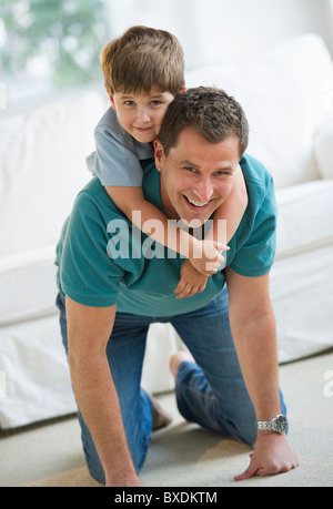 Vater und Sohn spielen Stockfoto