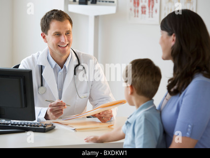 Arzt im Gespräch mit Frau und ihr Sohn Stockfoto