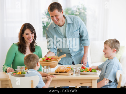 Familie beim Abendessen Stockfoto