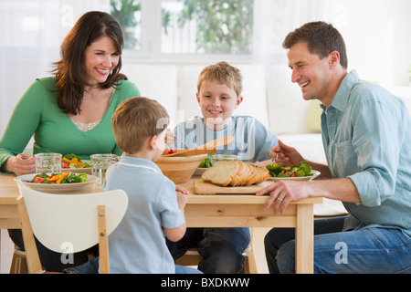 Familie beim Abendessen Stockfoto