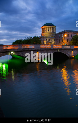 Brücke über den Fluss Liffey in der Nacht Stockfoto