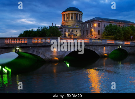 Brücke über den Fluss Liffey in der Nacht Stockfoto