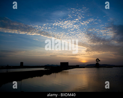 Sonnenaufgang in Salinen, Trapani, Sizilien, Italien Stockfoto