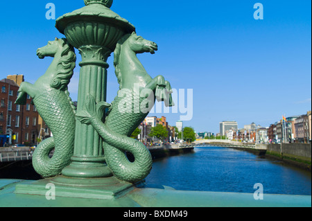 Seepferdchen-Statuen auf Grattan-Brücke über den Fluss liffey Stockfoto