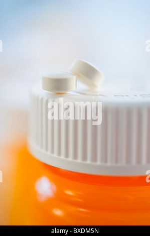 Pillen auf Flasche von verschreibungspflichtigen Medikamenten Stockfoto