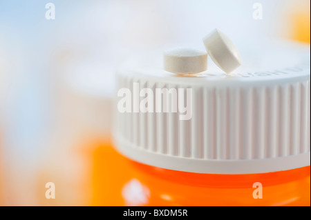 Pillen auf Flasche von verschreibungspflichtigen Medikamenten Stockfoto