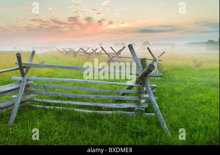 Rustikaler Zaun im Bereich Stockfoto