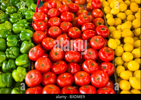 Anzeige von Paprika, Tomaten und Zitronen Stockfoto