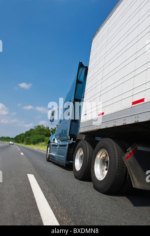 Transport-LKW auf der Autobahn Stockfoto