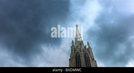 Dunkle Wolken über Kirchturm auf Grace Church Stockfoto