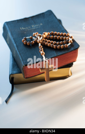 Rosenkranz auf Bibel Stockfoto