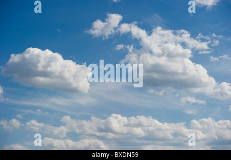 Wolken am blauen Himmel Stockfoto
