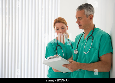 Medizinisches Fachpersonal Blick auf medizinische Tabelle Stockfoto