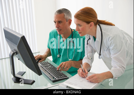 Medizinisches Fachpersonal Blick auf computer Stockfoto