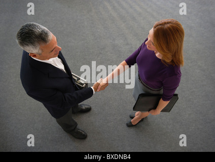 Geschäftsleute, die Hände schütteln Stockfoto