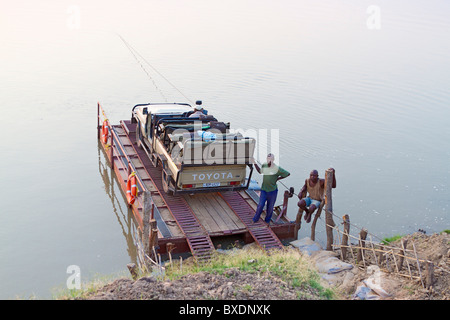 Ponton-Boot zur Luangwa Fluss zu überqueren. Das Boot ist über den Fluss von hand über ein Kabel gezogen. Stockfoto