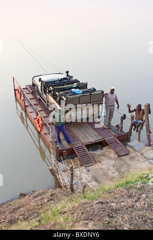 Ponton-Boot zur Luangwa Fluss zu überqueren. Das Boot ist über den Fluss von hand über ein Kabel gezogen. Stockfoto