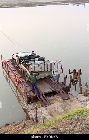 Ponton-Boot zur Luangwa Fluss zu überqueren. Das Boot ist über den Fluss von hand über ein Kabel gezogen. Stockfoto