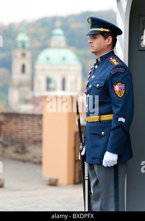 Sentry Wache im Kasten draußen Prager Burg Stockfoto