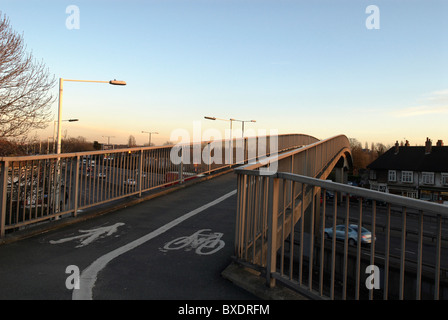 Fußgängerbrücke über ein Verkehrsknotenpunkt London UK Stockfoto