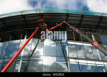 Mobiler Kran verwendet, um die großen Glasfenster in Platz während des Baus der 6000SQm Büro und Showroom anzuheben. Stockfoto