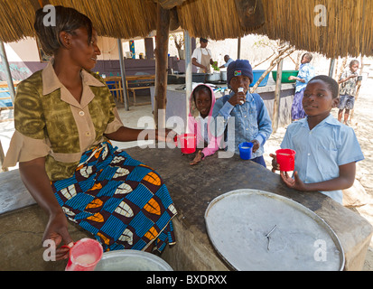 Kinder werden nach dem Unterricht am Tujatane, eine Schule für Kinder in Sambia heißen Maismehl Getreide (ein beliebtes lokales Gericht) bedient. Stockfoto