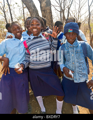 Kinder begrüßen die Besucher bei Tujatane, eine Schule für junge Kinder in Sambia, Afrika, unterstützt durch Tongabezi Lodge. Stockfoto