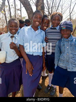 Kinder begrüßen die Besucher bei Tujatane, eine Schule für junge Kinder in Sambia, Afrika, unterstützt durch Tongabezi Lodge. Stockfoto