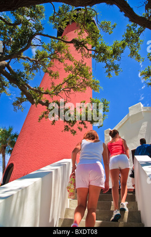 Touristen beim Treppensteigen zu Jupiter Inlet Leuchtturm, Jupiter, Florida, USA, Atlantik, Nein Herr Stockfoto