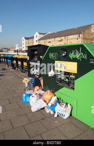 Übergreifen Sie, Verwertung außerhalb recycling-Behälter Stockfoto