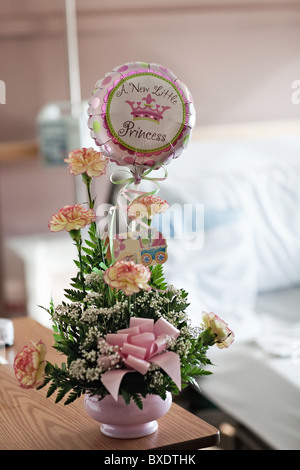 Ein Geschenk der Blumen mit einem Ballon für ein neugeborenes Mädchen oder kleine Prinzessin. Stockfoto