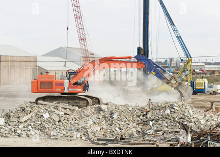 Bagger abgerissene Seite löschen um Platz für eine Papier-recycling-Anlage in Kings Lynn Norfolk UK Stockfoto