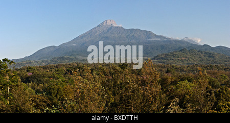 Mount Meru, ein erloschener Vulkan und Nachbar des Kilimandscharo im Norden von Tansania. Stockfoto