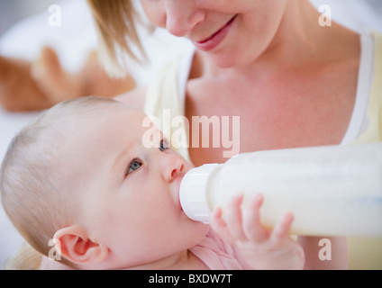 Mutter füttert ihr baby Stockfoto