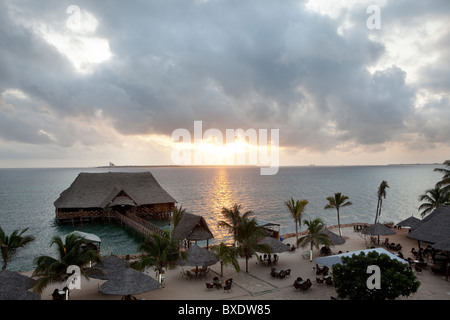 Sonnenaufgang über dem indischen Ozean in Dar Es Salaam, Tansania, Ostafrika. Stockfoto