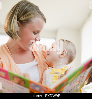 Mutter Lesebuch für ihre kleine Tochter Stockfoto