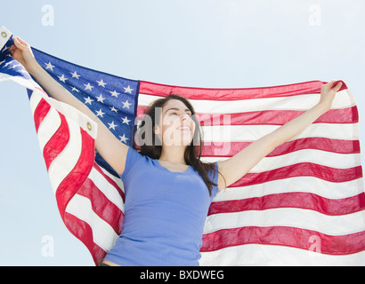 Frau Holding amerikanische Flagge Stockfoto