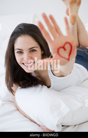 Frau mit Herz auf ihrer Hand gezeichnet Stockfoto