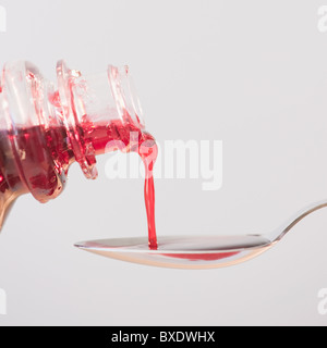 Hustensaft auf Löffel gegossen Stockfoto