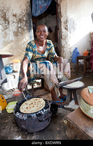 Eine Frau (Frau Scolastica Rister) kocht Chapati in einem Restaurant in Dodoma, Tansania, Ostafrika. Stockfoto