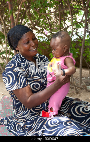 Eine Frau hält ein Baby in Dodoma, Tansania, Ostafrika. Stockfoto