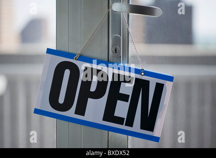 Schild "geöffnet" an die Tür hängen Stockfoto