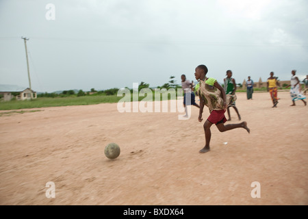 Mädchen spielen Fußball in Dodoma, Tansania, Ostafrika. Stockfoto