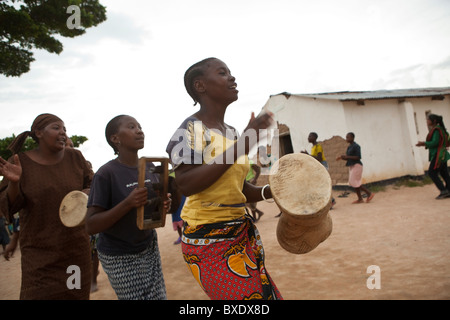 Heranwachsende Mädchen singen und tanzen gemeinsam auf eine nach der Schule programmieren in Dodoma, Tansania, Ostafrika. Stockfoto