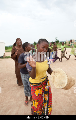 Heranwachsende Mädchen singen und tanzen gemeinsam auf eine nach der Schule programmieren in Dodoma, Tansania, Ostafrika. Stockfoto