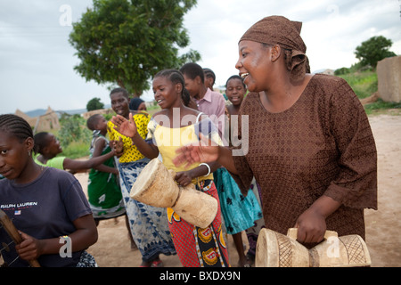 Heranwachsende Mädchen singen und tanzen gemeinsam auf eine nach der Schule programmieren in Dodoma, Tansania, Ostafrika. Stockfoto