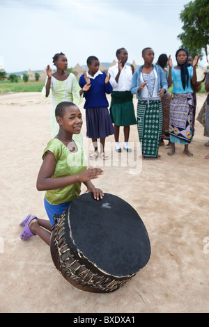 Heranwachsende Mädchen singen und tanzen gemeinsam auf eine nach der Schule programmieren in Dodoma, Tansania, Ostafrika. Stockfoto